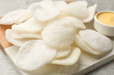 Gri masada pirinç kağıdı ve sos, yakın plan.