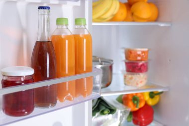 Farklı taze gıda ürünleri olan modern buzdolabı, yakın plan.