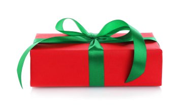 Beyaz üzerinde yeşil yay olan güzel bir hediye kutusu.