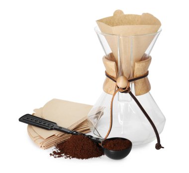 Kağıt filtreli cam kimya kahve makinesi ve beyaz kepçeyle öğütülmüş kahve.