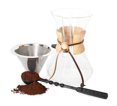 Cam kimya kahve makinesi, filtre ve öğütülmüş kahve beyaz kepçeyle izole edilmiş.