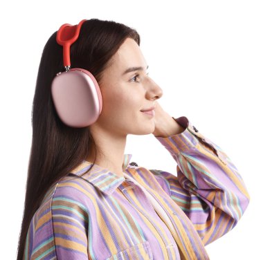 Beyaz arka planda müzik dinlerken kulaklık kadınla