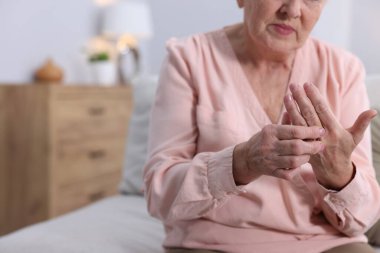 Romatizma belirtileri. Evde avuç içi ağrısı çeken son sınıf öğrencisi kadın, yakın çekim. Metin için boşluk