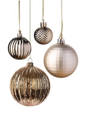 Beyaz arka planda asılı Noel topları. Birçok şenlikli süs.