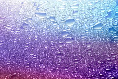 Su damlalı cam yüzey, yakın görüş.