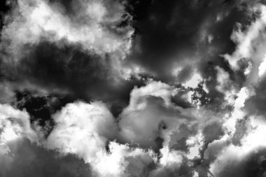 Bulutlu gökyüzü. Siyah ve beyaz tonlama