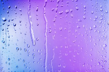 Su damlalı cam yüzey, yakın görüş.