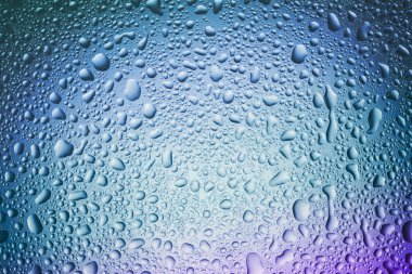 Su damlalı cam yüzey, yakın görüş.