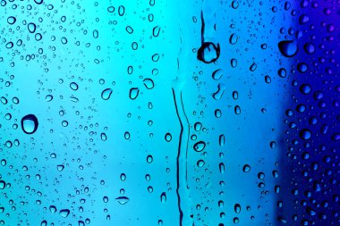 Su damlalı cam yüzey, yakın görüş.