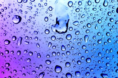 Su damlalı cam yüzey, yakın görüş.