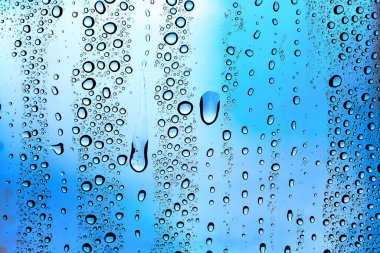 Su damlalı cam yüzey, yakın görüş.