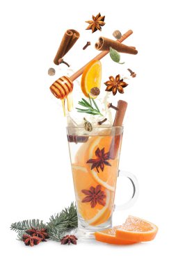 Sıcak şarap tarifi. Baharatlar ve diğer malzemeler cam bardağa dökülüyor ve beyaz arka planda içecek var.