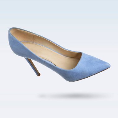 Beyaz arka planda mavi, yüksek topuklu ayakkabı.