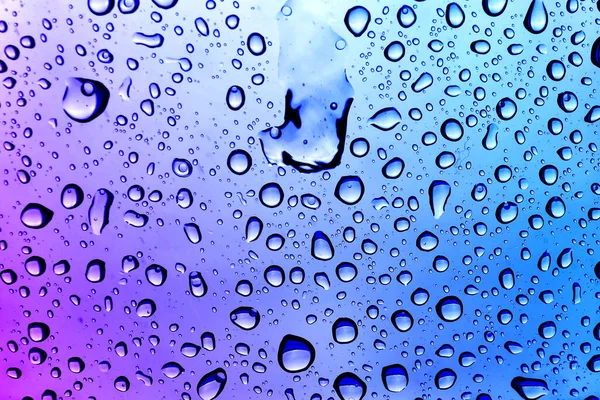 Su damlalı cam yüzey, yakın görüş.