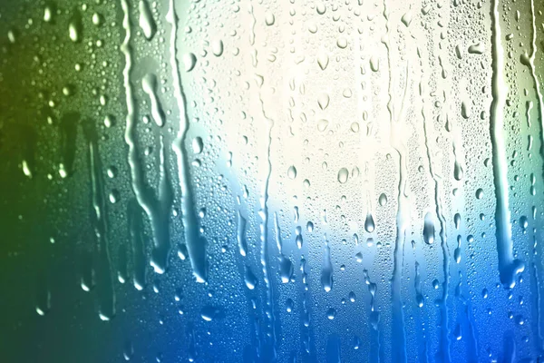 Su damlalı cam yüzey, yakın görüş.