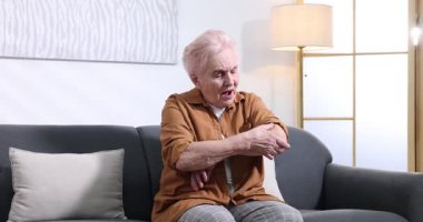 Evde dirsek ağrısı çeken yaşlı bir kadın var. Romatizma belirtileri