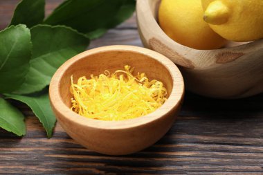 Limon lezzeti, taze meyve ve yapraklar ahşap masada, yakın plan.