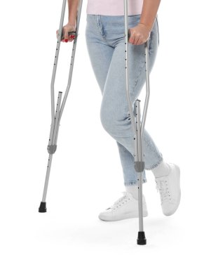 Beyaz arka planda koltuk değnekli kadın, yakın plan.