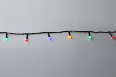 Parlak Noel ışıkları beyaz, üst görünümde izole