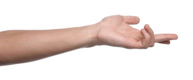 Beyaz arka planda bir şey tutan adam, yakın plan.