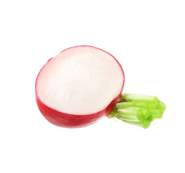 Bir parça taze turp beyaza izole edilmiş.