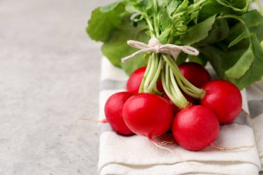 Açık gri masada taze turplar, yakın plan. Metin için boşluk