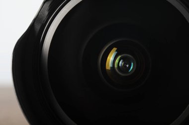 Işıklı arka planda profesyonel kamera lensi, yakın plan. Fotoğraf ekipmanı.