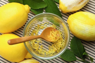 Limon aromalı kavanoz, kaşık ve masa örtüsü üzerinde taze meyveler.