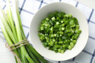 Masada taze taze soğan var, düz.