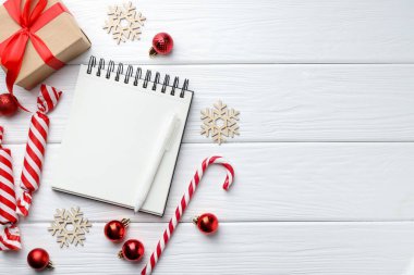 Yeni yıl hedefleri. Boş planlayıcı, kalem ve beyaz ahşap masa üzerindeki şenlikli dekor, düz yatış. Metin için boşluk