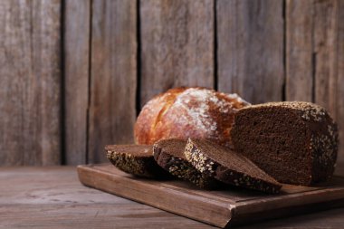 Tahta masadaki farklı ekmek türleri, yakın plan. Metin için boşluk