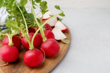 Açık gri masada yeşil yapraklı taze turplar, yakın plan. Metin için boşluk