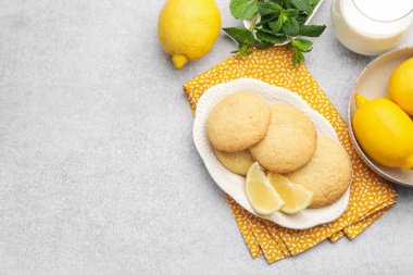 Lezzetli limonlu kurabiyeler, nane şekeri, süt ve meyveler. Metin için boşluk