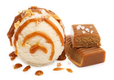 Karamel soslu lezzetli dondurma ve beyaza izole edilmiş tuz.