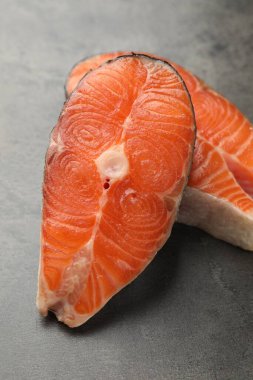 Gri desenli masada somon filetosu parçaları, yakın plan.