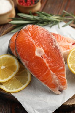 Baharatlı ve limonlu somon filetosu, yakın plan.