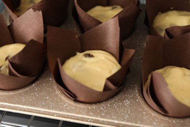 Kek yapıyorum. Hamurlu kek tepsisi, yakın plan.