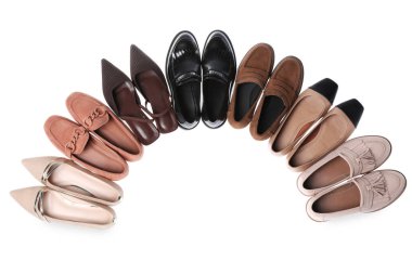 Farklı güzel ayakkabılar. Beyaz, üst manzara.