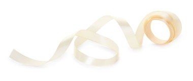 Beyaz renkte izole edilmiş bej kurdele rulosu.