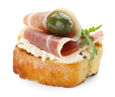 Krem peynirli lezzetli bruschetta, prosciutto, yeşil zeytin ve roka beyaza izole edilmiş.