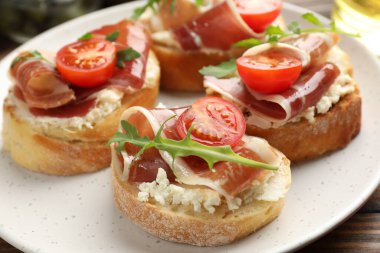 Krem peynirli, jambonlu, domatesli ve roka soslu nefis bruschettalar.