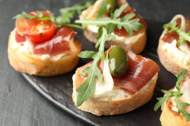 Krem peynirli, jambonlu, yeşil zeytinli, domatesli ve roka aromalı nefis bruschetalar.
