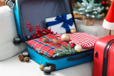 Elbiseli bavullar, hediye ve kapalı koltukta şenlik dekoru, yakın plan. Noel tatili