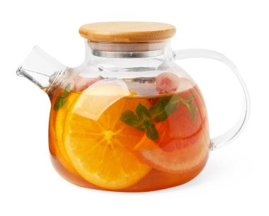 Beyaz üzerine izole edilmiş cam çaydanlıkta naneli aromatik meyve çayı.