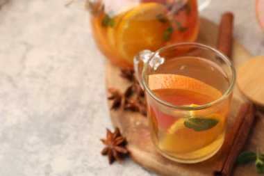 Meyveli, nane ve baharatlı Aromatik çay, yakın plan. Metin için boşluk