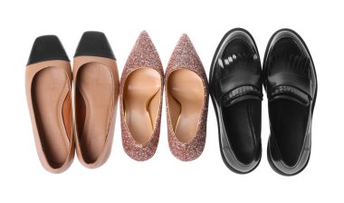 Beyaz, üst görünümde izole edilmiş farklı ayakkabılar.