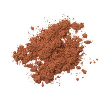 Beyaz üzerine izole edilmiş kakao tozu yığını, üst görünüm