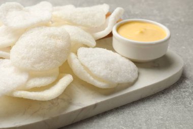 Gri masada pirinç kağıdı ve sos, yakın plan.