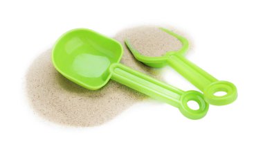 Beyaza izole edilmiş plastik kürekler ve kumlar. Çocukların plaj oyuncağı.