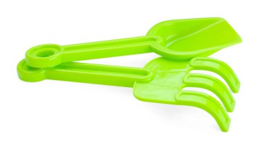 Plastik tırmık ve kürek beyaza izole edilmiş. Çocukların plaj oyuncağı.